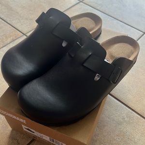 Cushionaire Black clogs